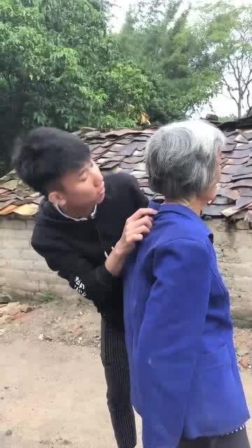 网红奶奶带孙子跳舞搞笑,萌态搞笑引网友爆笑